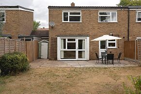Skyvillion - Lush 2 Bed Hydean Way House & Garden