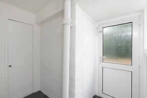 Skyvillion - Lush 2 Bed Hydean Way House & Garden