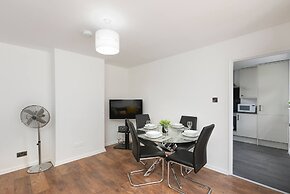 Skyvillion - Lush 2 Bed Hydean Way House & Garden