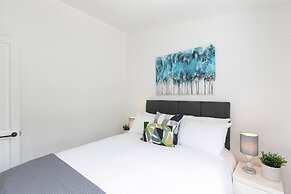 Skyvillion - Lush 2 Bed Hydean Way House & Garden