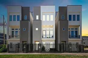 Luxury Downtown Getaway With Breathtaking Views