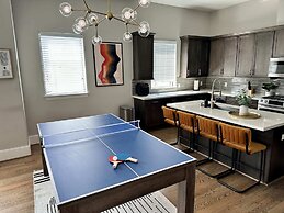 Luxury Downtown Home w Rooftop Deck in the Skyline