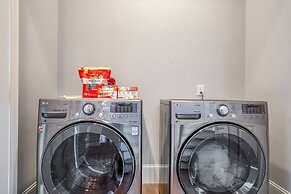 Luxury Downtown Home w Rooftop Deck in the Skyline