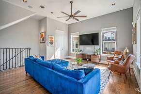 Luxury Downtown Home w Rooftop Deck in the Skyline