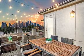 Luxury Downtown Home w Rooftop Deck in the Skyline