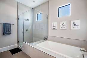 Luxury Downtown Home w Rooftop Deck in the Skyline