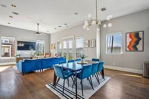 Luxury Downtown Home w Rooftop Deck in the Skyline