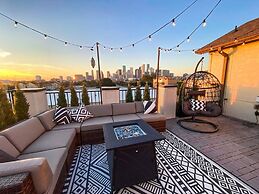 Luxury Downtown Home w Rooftop Deck in the Skyline