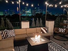 Luxury Downtown Home w Rooftop Deck in the Skyline