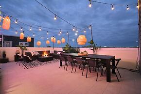 Paradise Palace Best Rooftop in HTX w Hot Tub