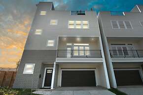 Paradise Palace Best Rooftop in HTX w Hot Tub