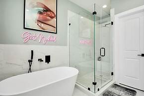 Paradise Palace Best Rooftop in HTX w Hot Tub