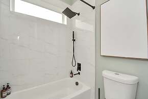 Paradise Palace Best Rooftop in HTX w Hot Tub