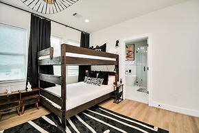 Paradise Palace Best Rooftop in HTX w Hot Tub