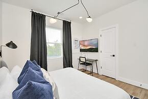 Paradise Palace Best Rooftop in HTX w Hot Tub