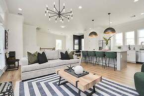 Paradise Palace Best Rooftop in HTX w Hot Tub