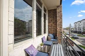 Posh Dtwn Midtown Home w Stunning Roof-topterrace