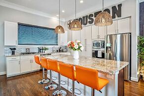 Posh Dtwn Midtown Home w Stunning Roof-topterrace