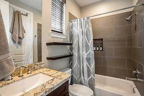 Posh Dtwn Midtown Home w Stunning Roof-topterrace