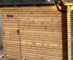 St Albans Stylish Suite With Kitchenette