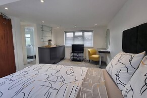 St Albans Stylish Suite With Kitchenette