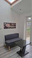 St Albans Stylish Suite With Kitchenette