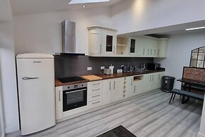 St Albans Stylish Suite With Kitchenette