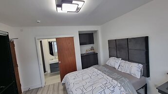 St Albans Stylish Suite With Kitchenette