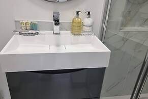St Albans Stylish Suite With Kitchenette