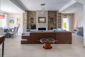 Relax Joy Villa - Easy Beach Access 150m Away