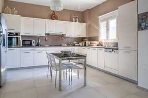 Relax Joy Villa - Easy Beach Access 150m Away