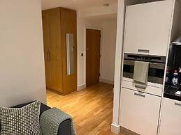 Stylish Studio Flat Near Central London
