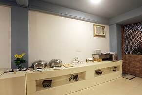 Hotel Lemon Suites & Banquet Noida Sector 62