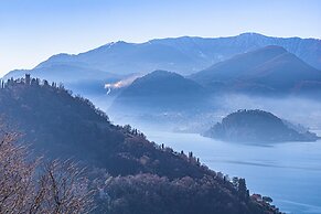 Sunny Varenna Apartment