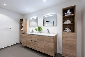 Sunshine Magnificently Bright 2BR Top City Centre Townhouse