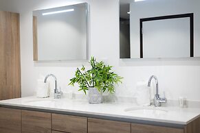 Sunshine Magnificently Bright 2BR Top City Centre Townhouse