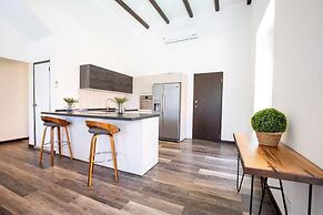 Sunshine Magnificently Bright 2BR Top City Centre Townhouse