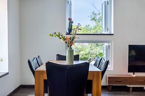 Sunshine Magnificently Bright 2BR Top City Centre Townhouse