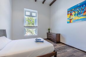 Sunshine Magnificently Bright 2BR Top City Centre Townhouse