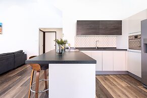 Sunshine Magnificently Bright 2BR Top City Centre Townhouse