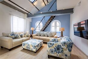 NEW The Yellow House - Renovated Monumental Penthouse