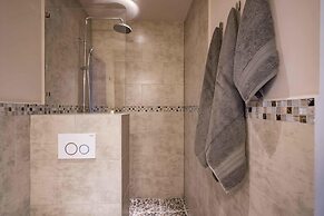 NEW The Yellow House - Renovated Monumental Penthouse