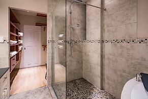 NEW The Yellow House - Renovated Monumental Penthouse