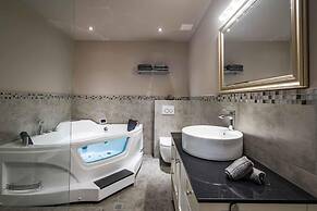 NEW The Yellow House - Renovated Monumental Penthouse