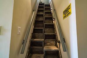 NEW The Yellow House - Renovated Monumental Penthouse