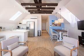 Historic Heartbeat 2BR Townhouse in Central Bliss