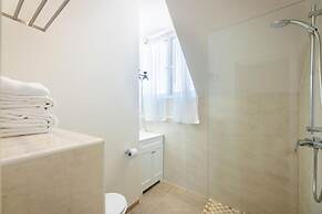 Historic Heartbeat 2BR Townhouse in Central Bliss
