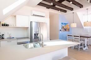 Historic Heartbeat 2BR Townhouse in Central Bliss