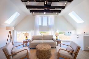 Historic Heartbeat 2BR Townhouse in Central Bliss