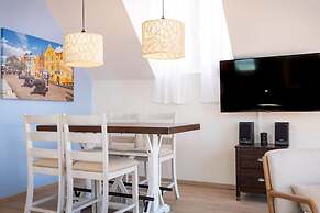 Historic Heartbeat 2BR Townhouse in Central Bliss